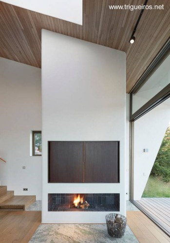 Moderna chimenea en la planta baja