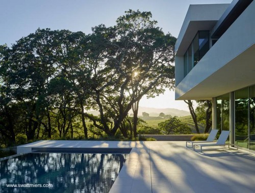 Terraza y piscina a los fondos