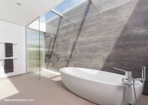 Baño sector de bañera con ventana de techo