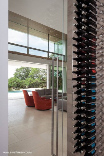 Vista de la sala de una bodega de la residencia