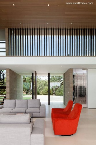 Living room atrás la puerta de acceso