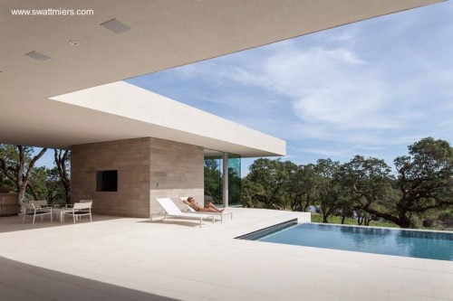 Vista de la terraza y piscina desde la sala