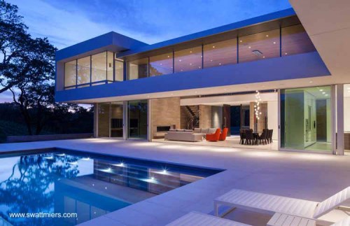 Fondos con la piscina al anochecer