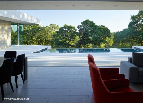 La terraza y piscina vistas desde la sala de estar