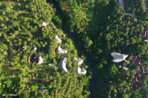 Vista aérea del conjunto de cabañas en la selva