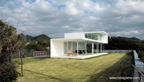 Casa minimalista de dos plantas en Japón frente al mar