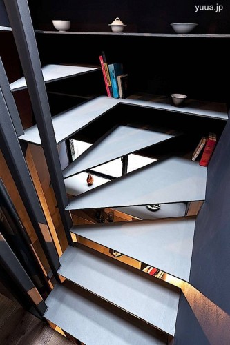 Escalera de metal con estantes