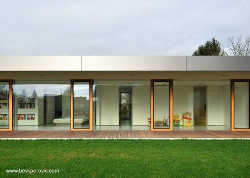 Fachada lateral de una casa residencial minimalista de una planta