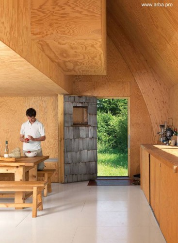 Cocina comedor y puerta de entrada del frente