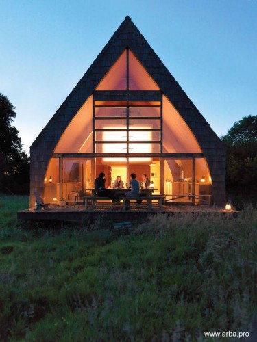 Vista nocturna de la fachada trasera