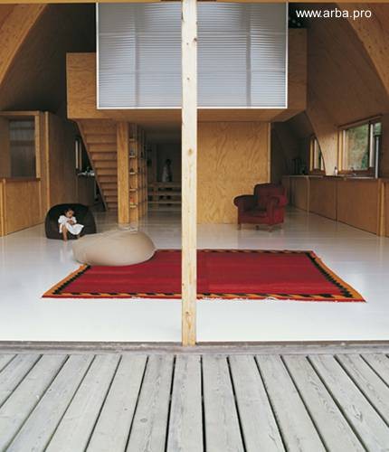 Acceso desde el fondo a la sala