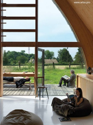 Sala de estar abierta al deck