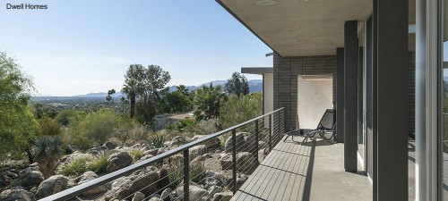 Balcón exterior con vista al desierto