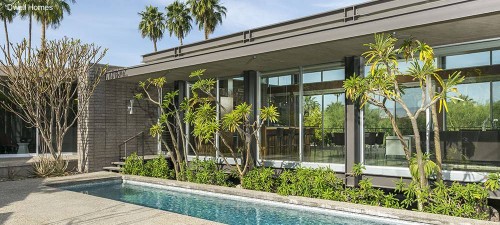 Un ala de la residencia junto a la piscina