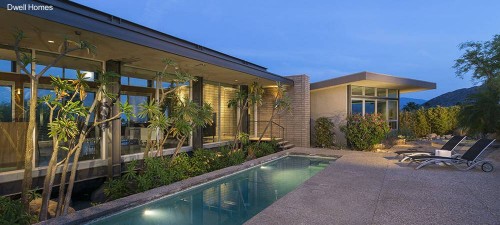 Piscina iluminada en la noche