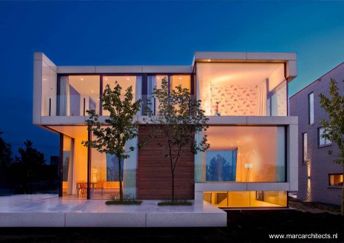 Fachada de Villa S frente al dique