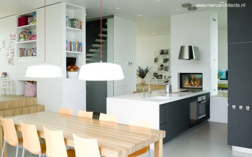 Vista interior de la Villa cocina y chimenea