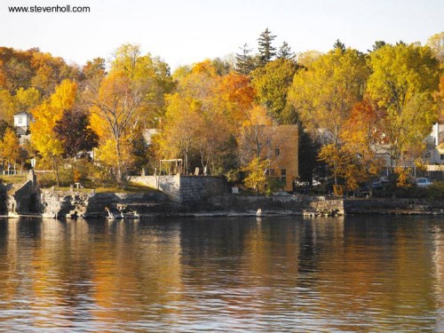 La casa desde el lago a cierta distancia