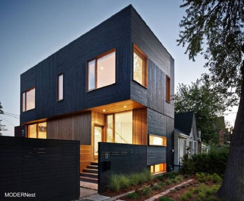 Moderna casa de madera de dos pisos en Toronto