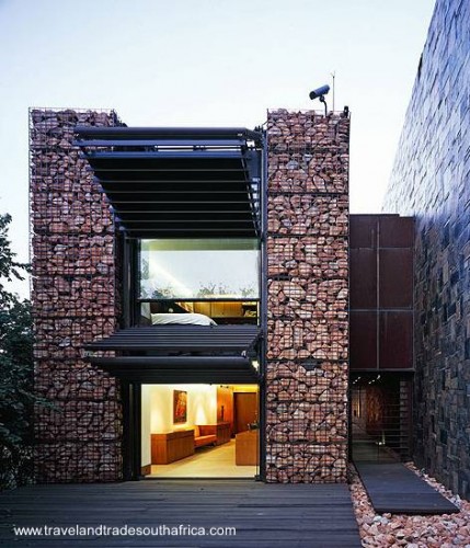 Fachada con canastas de piedras en Sudáfrica