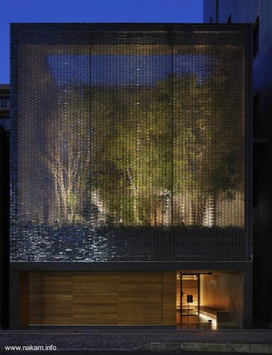 Fachada con 6.000 cristales ópticos en Japón