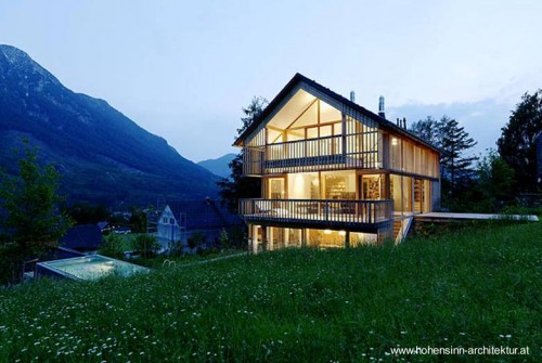 Perspectiva de un modelo de casa de montaña moderna de madera