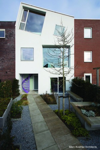 Fachada a la calle accesos