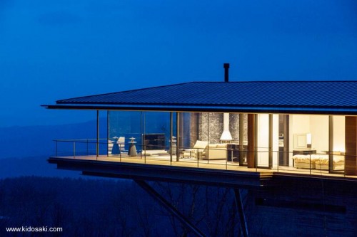 Moderna casa volada en la montaña