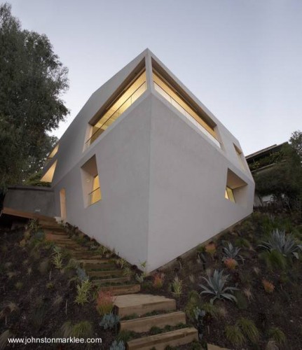 Casa moderna minimalista sobre pendiente de montaña