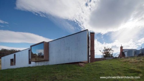 Otra de las fachadas de la moderna casa rural