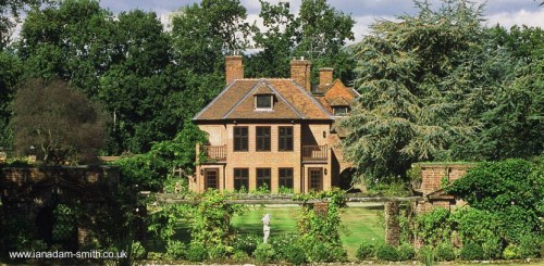 Fachada de campo nueva de diseño tradicional en el Reino Unido