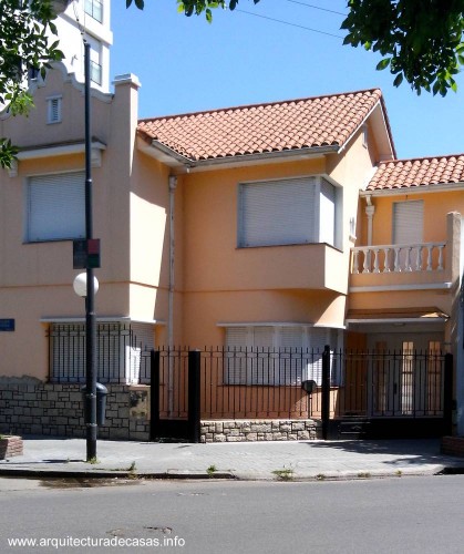 Residencia urbana moderna refleja estilo Colonial en Buenos Aires