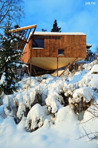 Cabaña contemporánea noruega en pendiente