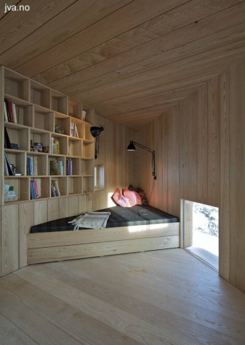 Sector del interior con cama y biblioteca