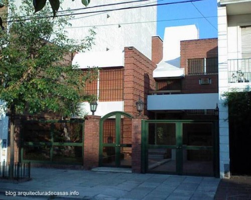 Casa contemporánea urbana de dos pisos entre medianeras