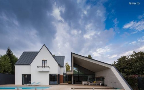 Casa de moderno diseño con techos inclinados