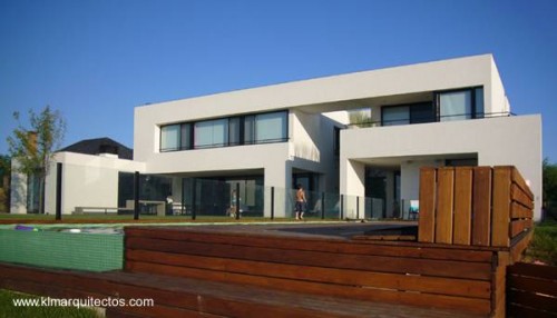 Residencia contemporánea de dos pisos en suburbio de Buenos Aires