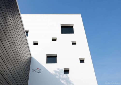 Muro exterior con aberturas caladas