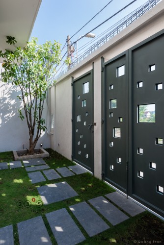 Jardín al frente puerta y portón