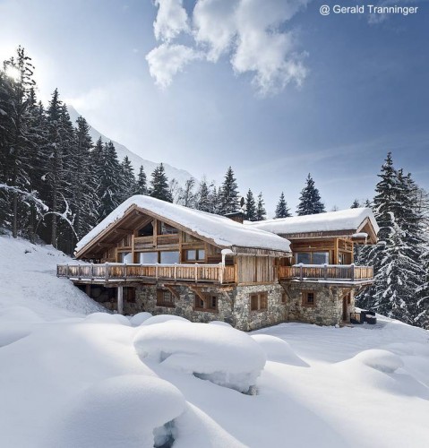 Un chalet alpino cubierto de nieve en los Alpes