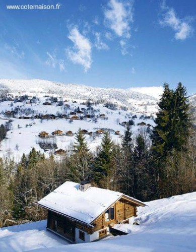 Chalet solitario en la montaña