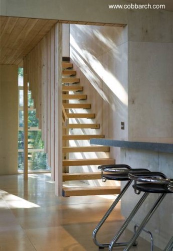 Escalera interior de madera