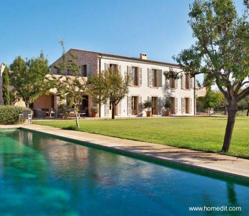 Casa de dos pisos hecha de piedra en Mallorca