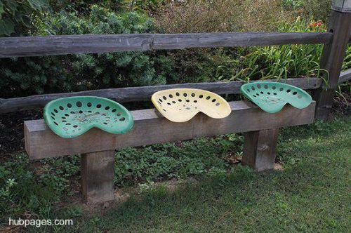 Asientos de tractor a colores sobre una viga