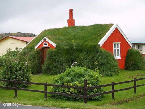 Casa tradicional de Islandia con techo verde