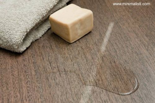 Piso de corcho con agua derramada