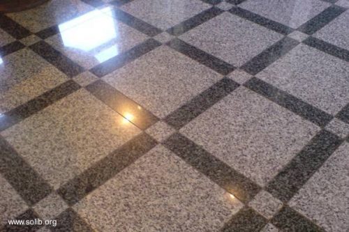 Piso de granito con diseño en patrón