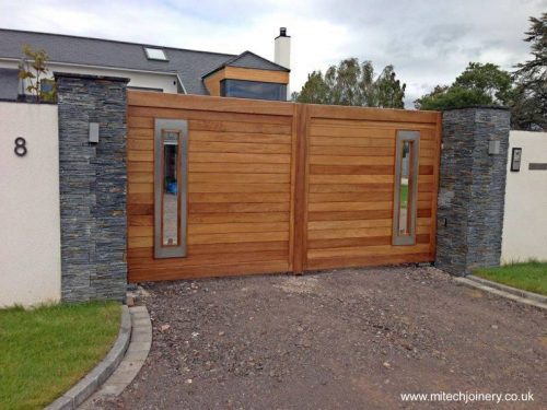 Portón de madera con ventanas verticales