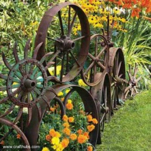 Viejas ruedas con flores