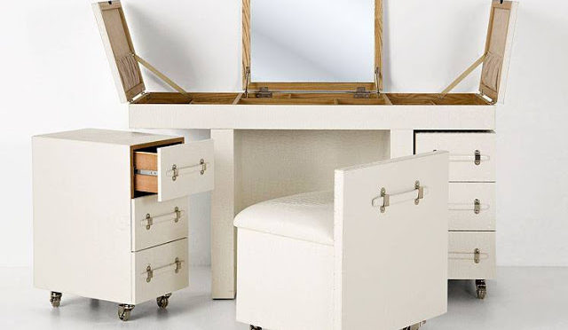 El uso del tocador en el dormitorio.